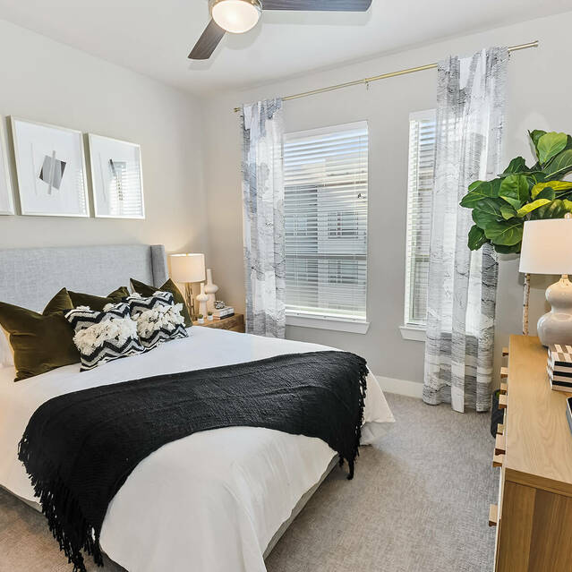 Plano, TX Apartments Opal Legacy Central Residents